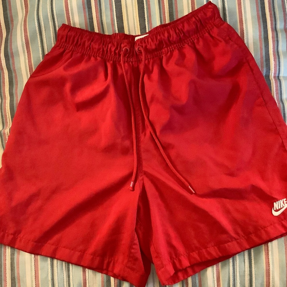 Nike Men’s Club 6” Woven Flow Shorts-Red